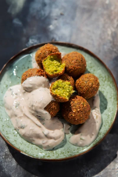 Delicious Falafel Topped Creamy White Sauce Flavorful Satisfying Middle Eastern — Stock Photo, Image