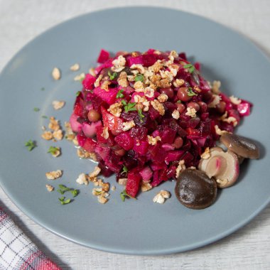 Pancar ve mantarlı sebze salatası.