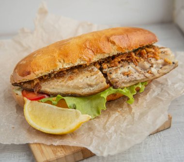 Parşömende balık ve sebzeli hamburger.