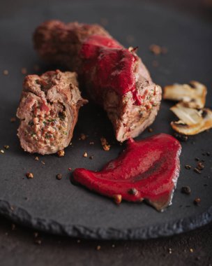 Pancar soslu biftek rulosu..