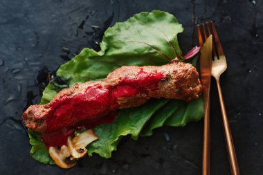 Pancar soslu biftek rulosu..