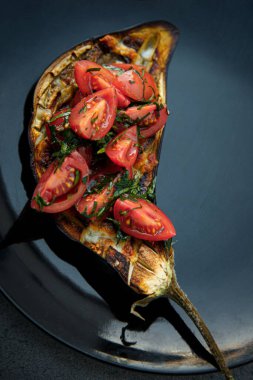 dilimlenmiş kiraz domatesli fırında patlıcan..