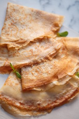 Kızarmış, ince Fransız gözlemeleri..