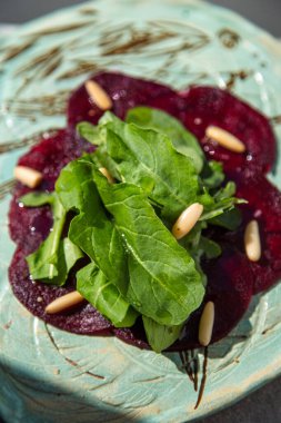 roka ve çam fıstığı ile haşlanmış pancar carpaccio. 