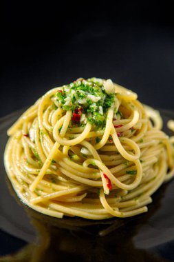  Makarna spagetti Aglio ve Olio acı biberli..