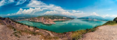 Özbekistan 'daki Chervak Gölü' nün güneşli panoramik manzarası
