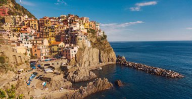 Monorollo kasabası İtalya 'da renkli evlerden oluşan bir dağda.