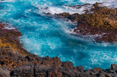 Kanarya adalarındaki volkanik kayalarda mavi su