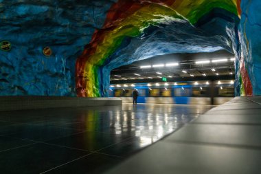 Stockholm 'deki gökkuşağı metro istasyonu