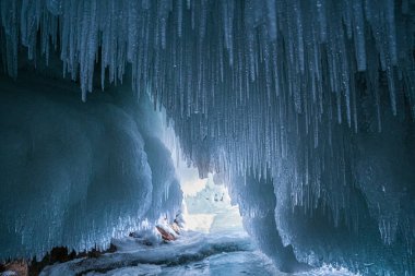 Baykal Gölü 'nün kayalıklarında buz ve buz