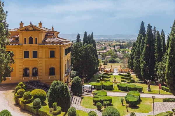 İtalya 'daki vadi manzaralı villa.