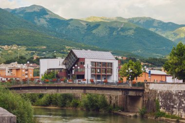 İtalya 'daki dağların arka planında bir köprü