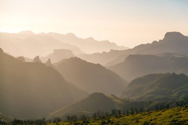 İtalya 'nın dağlarında güneş ışığı