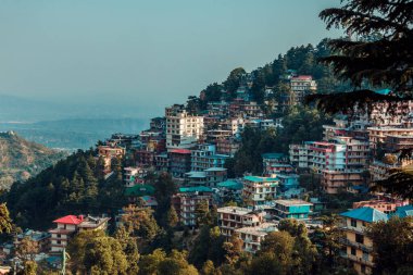 Himalayalar 'da bir dağ klonundaki evler