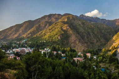 Himalayalar 'da bir dağ klonundaki evler