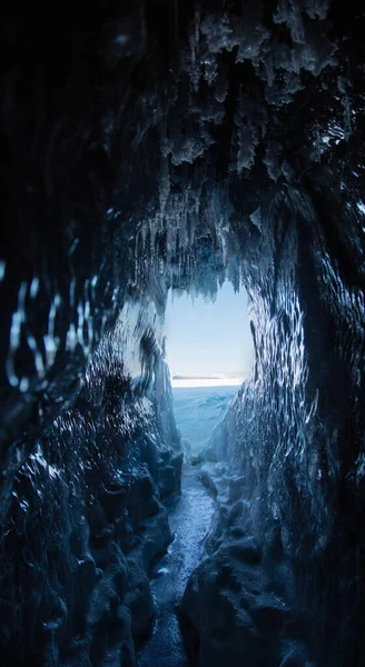 贝加尔湖岩石上的霜冻 — 图库照片