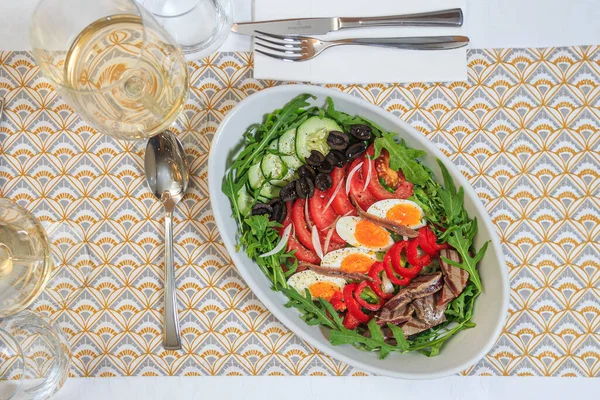 Salada Nicoise Camadas Prato Profundo Servido Com Uma Faca Garfo — Fotografia de Stock