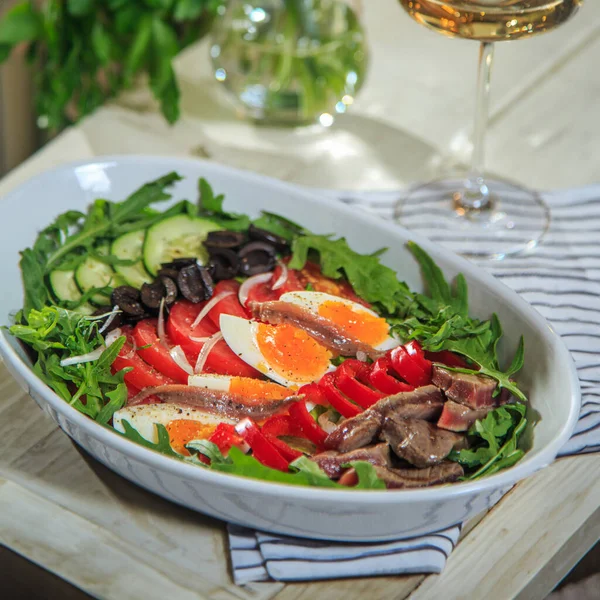 Nicoise Salat Lagdelt Dyb Plade Serveret Med Glas Vin Rustikt - Stock-foto
