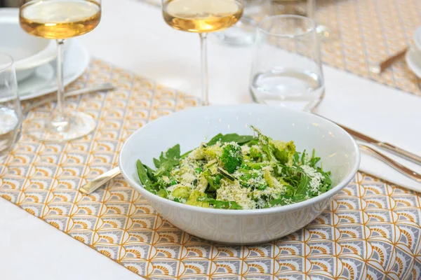 Salada Verde Uma Tigela Salada Branca Profunda Servida Com Uma — Fotografia de Stock