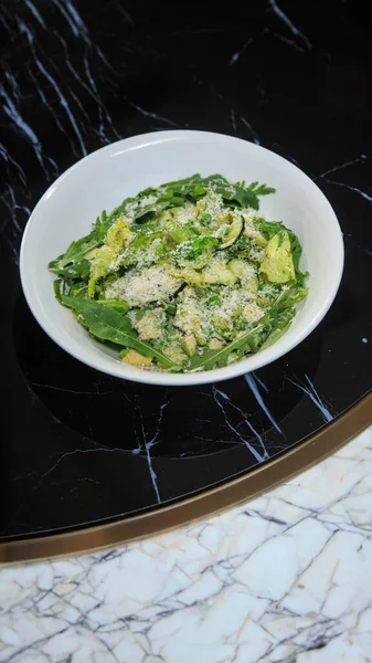 Salada Verde Uma Tigela Salada Branca Profunda Servida Uma Mesa — Fotografia de Stock