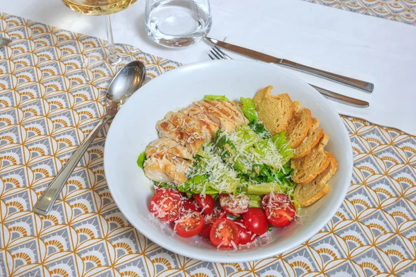 Salada Com Alface Peito Frango Tomate Cereja Servido Com Uma — Fotografia de Stock