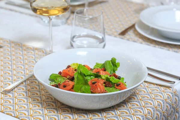 Salat Med Salat Laks Soltørrede Tomater Serveret Med Kniv Gaffel - Stock-foto
