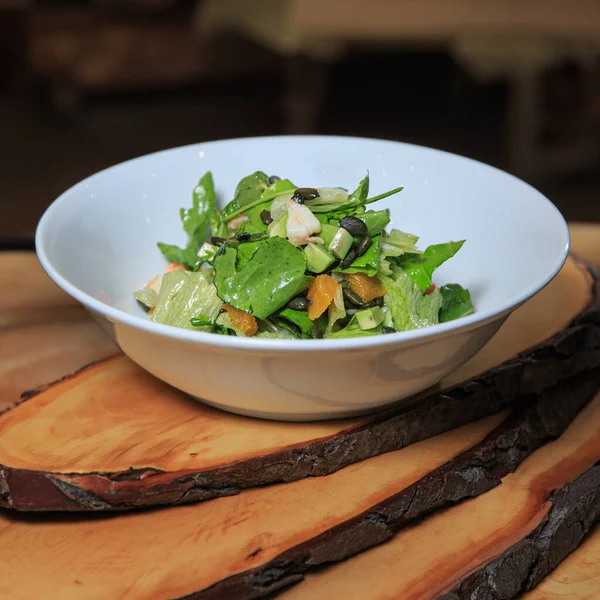 Salada Com Alface Camarão Laranja Uma Tigela Branca Profunda Uma — Fotografia de Stock