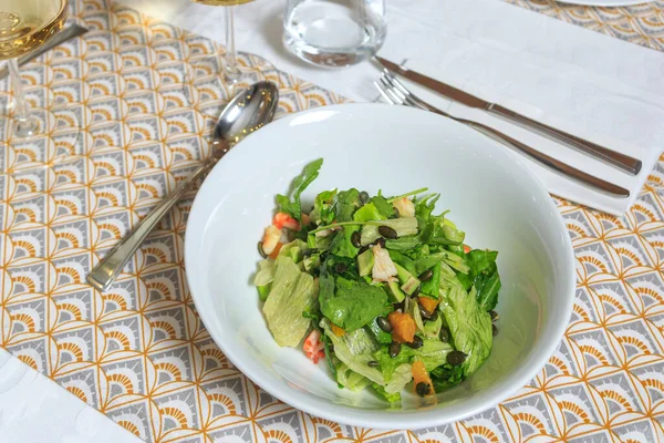 Salada Com Alface Camarão Laranja Uma Tigela Branca Profunda Servida — Fotografia de Stock