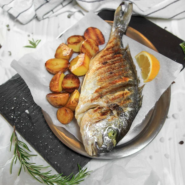 Pește Dorado Grătar Cartofi Pentru Copii Fel Mâncare Laterală Masă — Fotografie, imagine de stoc