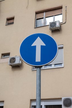 Yol yön tabelası. Yüksek kalite fotoğraf