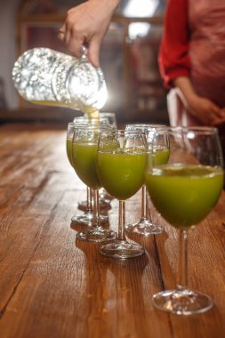 Limonlu ve fesleğenli limonata. Yüksek kalite fotoğraf