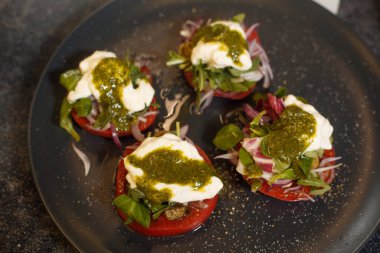 Arugula soslu domates carpaccio. Yüksek kalite fotoğraf