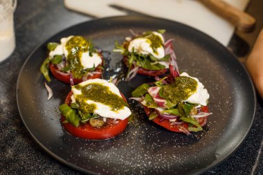 Arugula soslu domates carpaccio. Yüksek kalite fotoğraf