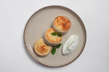 Süzme peynirle yapılmış peynirli kekler. Yüksek kalite fotoğraf