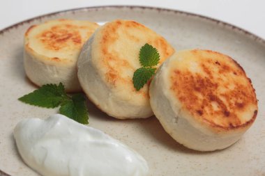 Süzme peynirle yapılmış peynirli kekler. Yüksek kalite fotoğraf