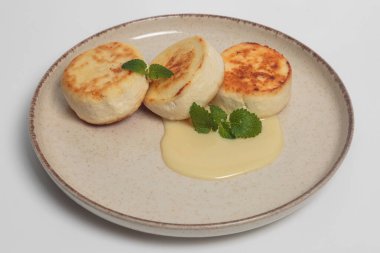 Süzme peynirle yapılmış peynirli kekler. Yüksek kalite fotoğraf