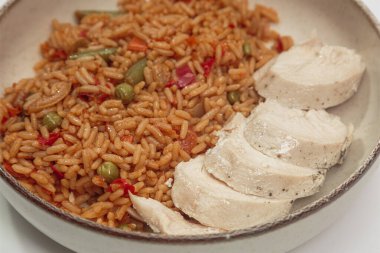 Tavuklu fileto, pirinçli ve sebzeli. Yüksek kalite fotoğraf