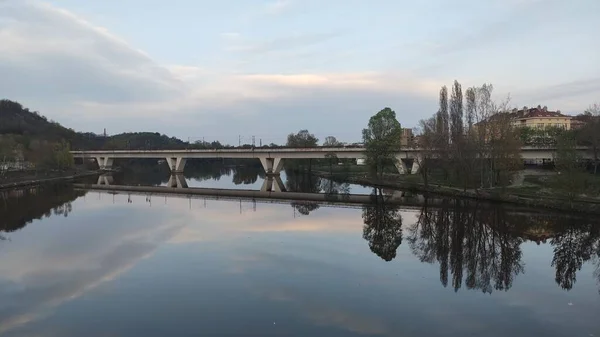 Återspegling Järnvägsbron Floden — Stockfoto