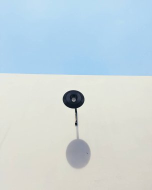 Mavi gökyüzü atmosferine sahip çok stratejik konumdaki ışıklar