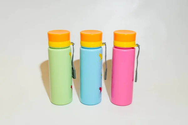 Botellas Coloridas Con Cuerda Son Una Manera Elegante Práctica Mantenerse —  Fotos de Stock