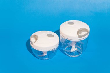 Soğan doğrayıcı, soğan doğramayı ve diğer sebzeleri daha kolay ve verimli hale getirmek için tasarlanmış bir mutfak aletidir.