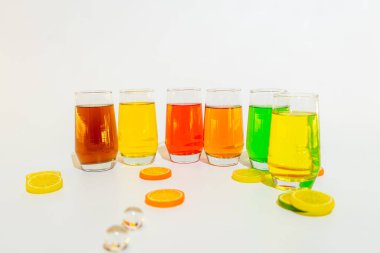 Renkli şurup kadehleri en sevdiğiniz içeceklerden zevk almanın eğlenceli ve benzersiz bir yoludur.