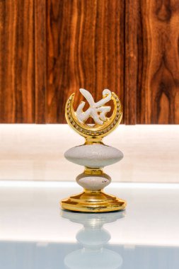 Hz. Muhammed 'in İslam Dekorasyonu, İslam sanatının güzelliğini gösteren ve Hz. Muhammed' i onurlandıran dekoratif bir öğedir.)