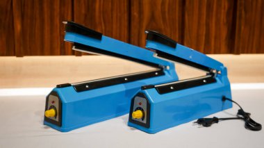 Plastik mühür, plastik poşetleri hızlı ve etkili bir şekilde mühürlemek için tasarlanmış küçük ve kullanışlı bir araçtır. Plastiği eriten bir kablo ya da elementi ısıtarak hava ve nemi engelleyen güçlü ve güvenli bir mühür oluşturur.