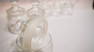 Temiz cam kavanozlar çeşitli şekillerde kullanılabilen zamansız ve zarif bir depolama çözümüdür. Kilerde makarna ve mısır gevreği gibi zımbaları depolasanız da, ya da onları en sevdiğiniz cam kavanozları sergilemek için kullansanız da, bunlar çok yönlü ve işlevseldir.