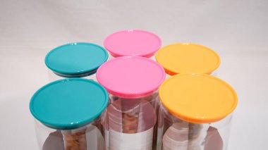 Renkli Lid Kavanozları, evlerine biraz eğlence ve tarz katmak isteyenler için mükemmel bir depolama çözümü. Bu kavanozların her yeri aydınlatacak renkli kapakları var..