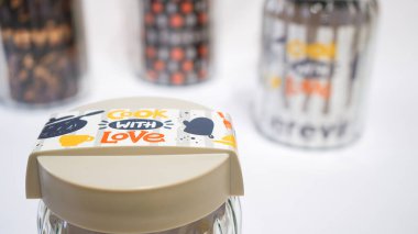 Siyah ve Gri Plastik Mühürlü Cam Kavanozlar her ev için şık ve şık bir depolama çözümüdür. Bu kavanozlar cam gövdede benzersiz bir büküm deseni içeriyor ve içeriği taze tutmak için sıkıca kapanan siyah ve gri plastik kapaklarla birlikte geliyor.