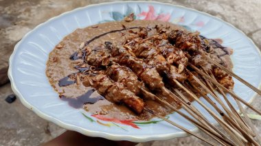 Fıstık soslu ızgara tavuk ve kızarmış soğan sosu çok sevilen popüler bir Endonezya yemeğidir. Şiş ve ızgara tavuk baharat karışımı ile marine edilir, sonra zengin ve kremalı fıstık sosuyla servis edilir..