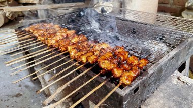 Öğleden sonra tavuk ızgarası yemek yerken sıcak havanın tadını çıkarmanın harika bir yoludur..