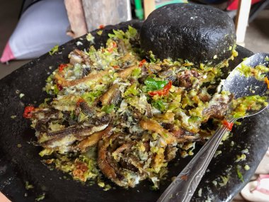 Kızarmış yılan balığı ve soğanlı biber, lezzetli bir Endonezya yemeğidir. Kızarmış yılan balığı ve baharatlı ve baharatlı soğan sosu karışımıdır..